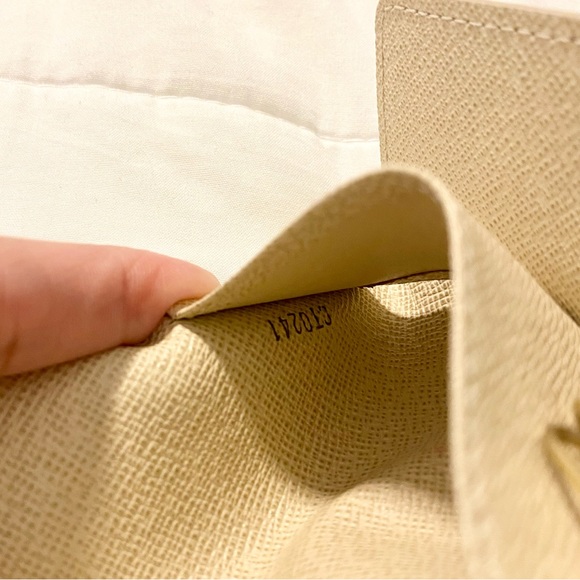 SOLD!! 💯 Authentic Louis Vuitton 4 Key Holder - Picture 9 of 10